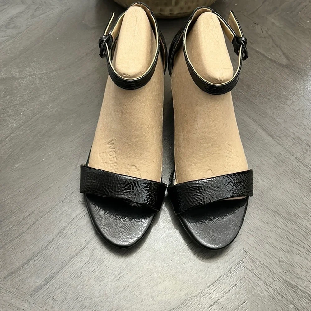 NATURALIZER Vera Ankle Strap Sandals